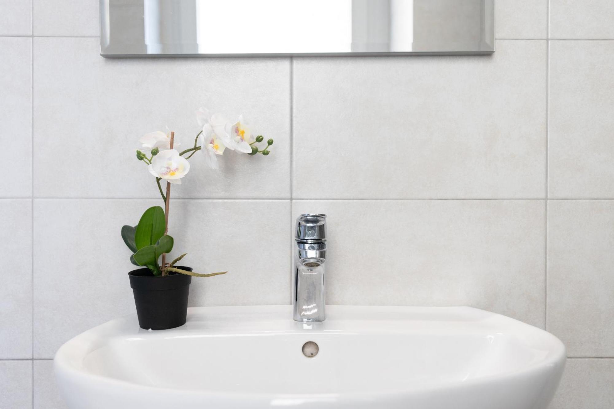 Cesano Boscone- One-Room Flat, Wi-Fi E Netflix Bagian luar foto
